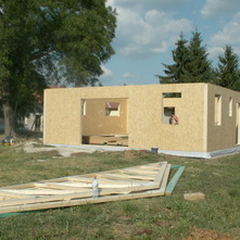 Montovaný dom v priebehu výstavby