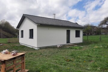 Nová realizácia: Montovaný bungalov Praktik v Starej Turej – útulné bývanie s dôrazom na priestor a úsporu