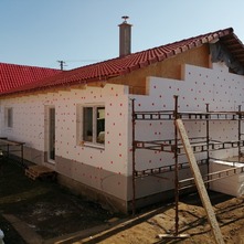 Stavba montovaného domu bungalov